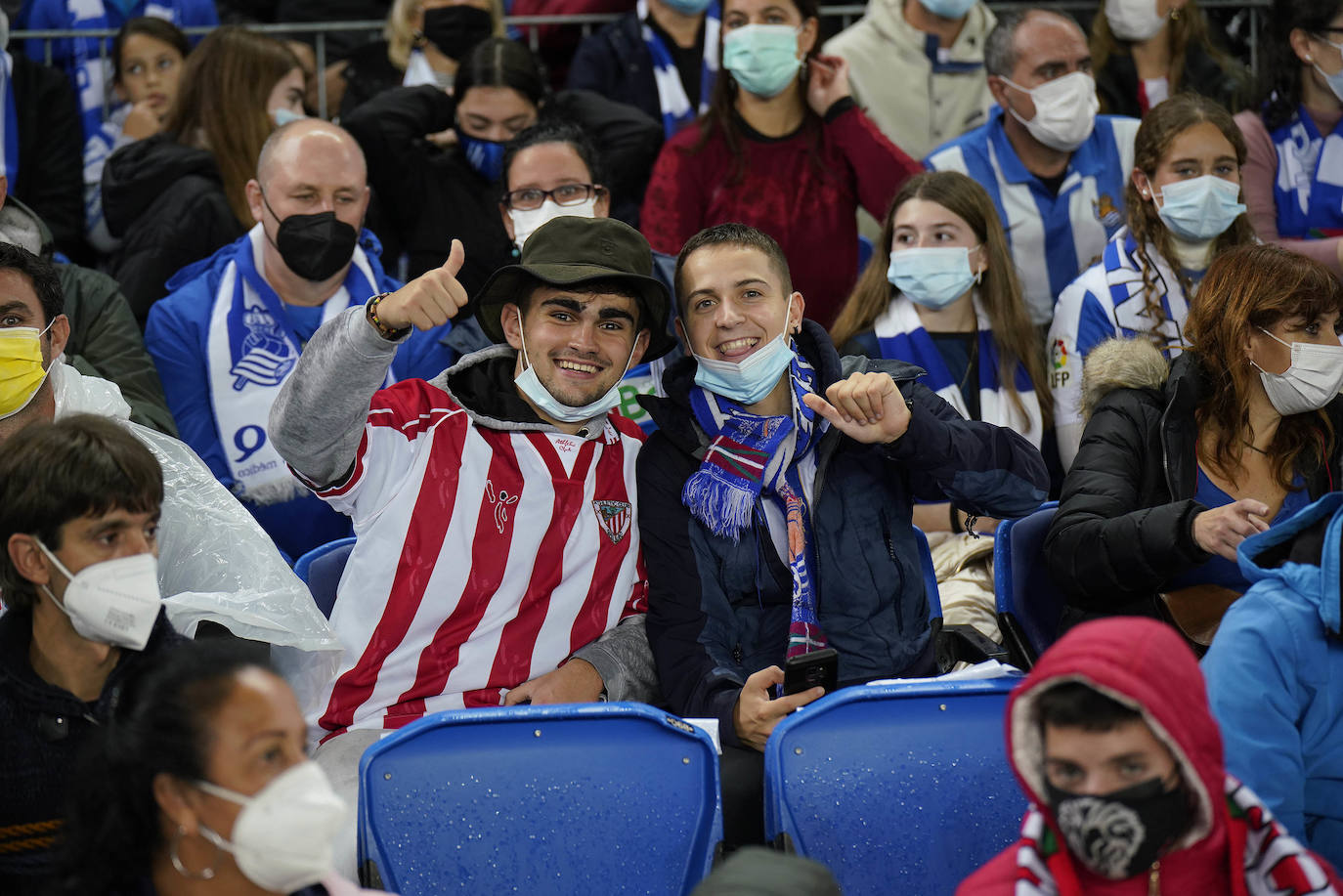 Fotos: Ambiente espectacular en Anoeta para disfrutar del derbi