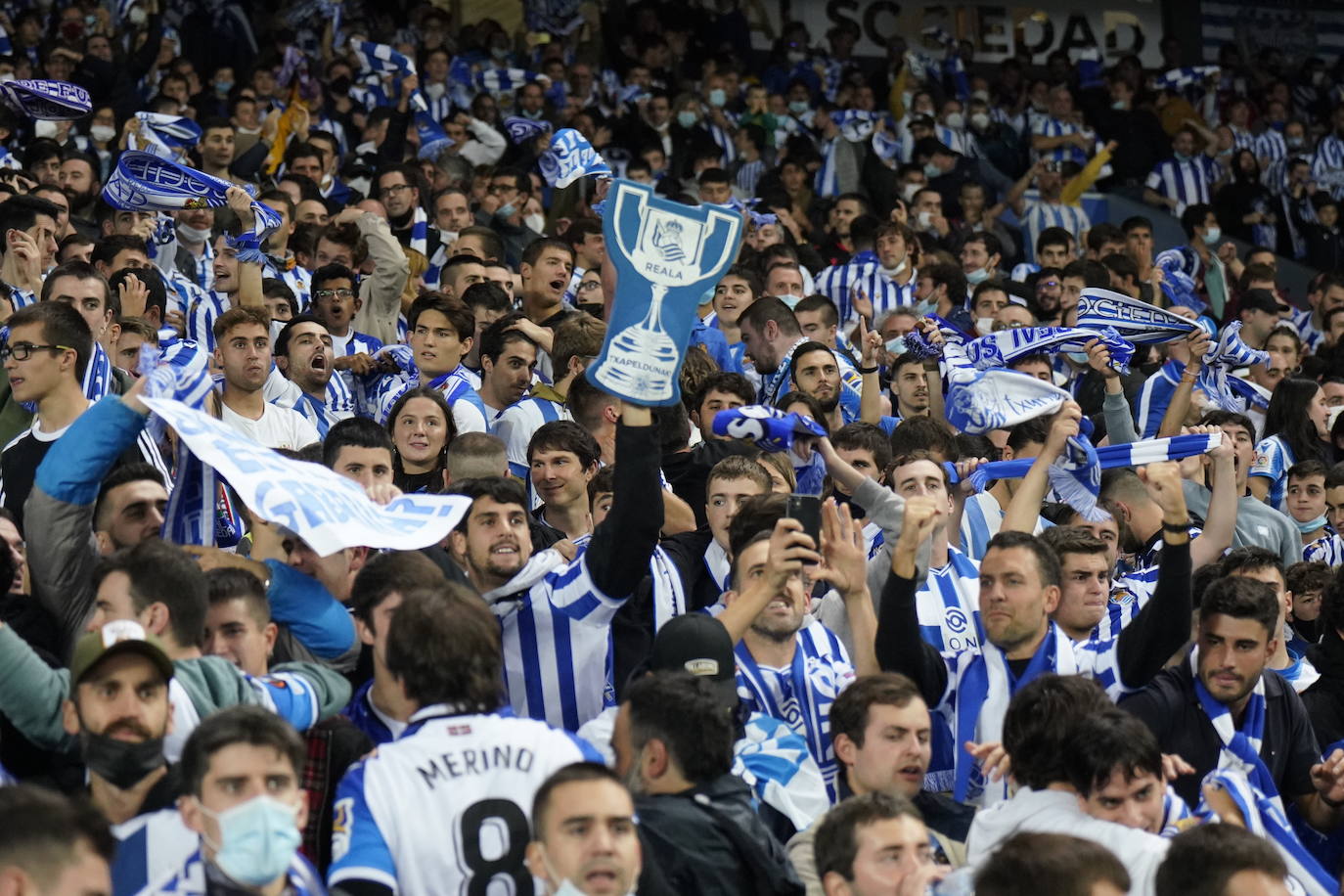 Fotos: Ambiente espectacular en Anoeta para disfrutar del derbi
