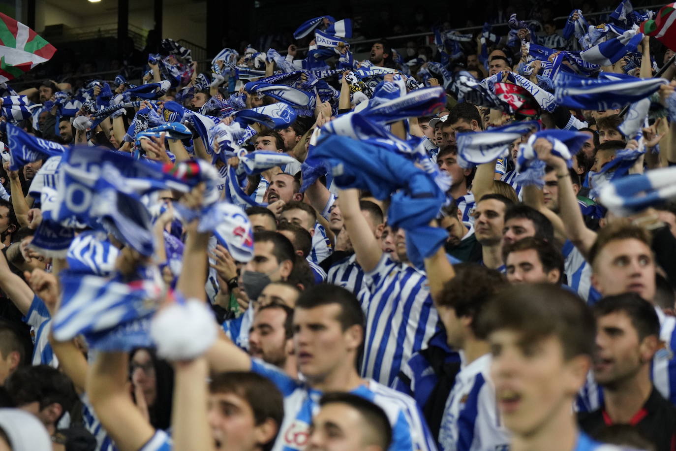 Fotos: Ambiente espectacular en Anoeta para disfrutar del derbi