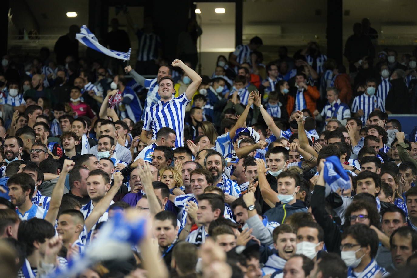 Fotos: Ambiente espectacular en Anoeta para disfrutar del derbi