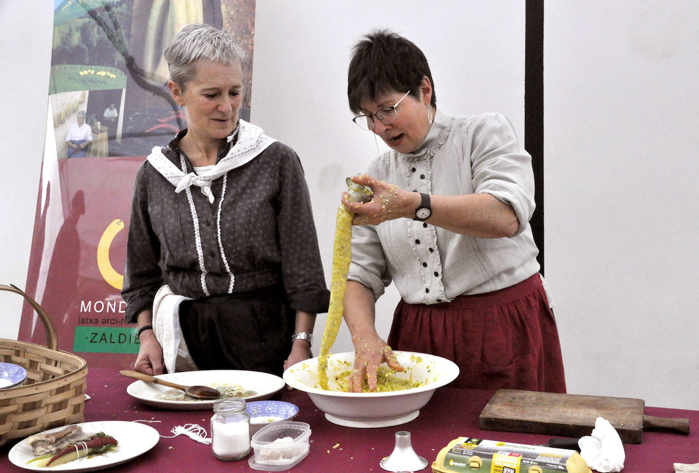 Arantxa y Modes elaborando los tradicionales mondejus. 
