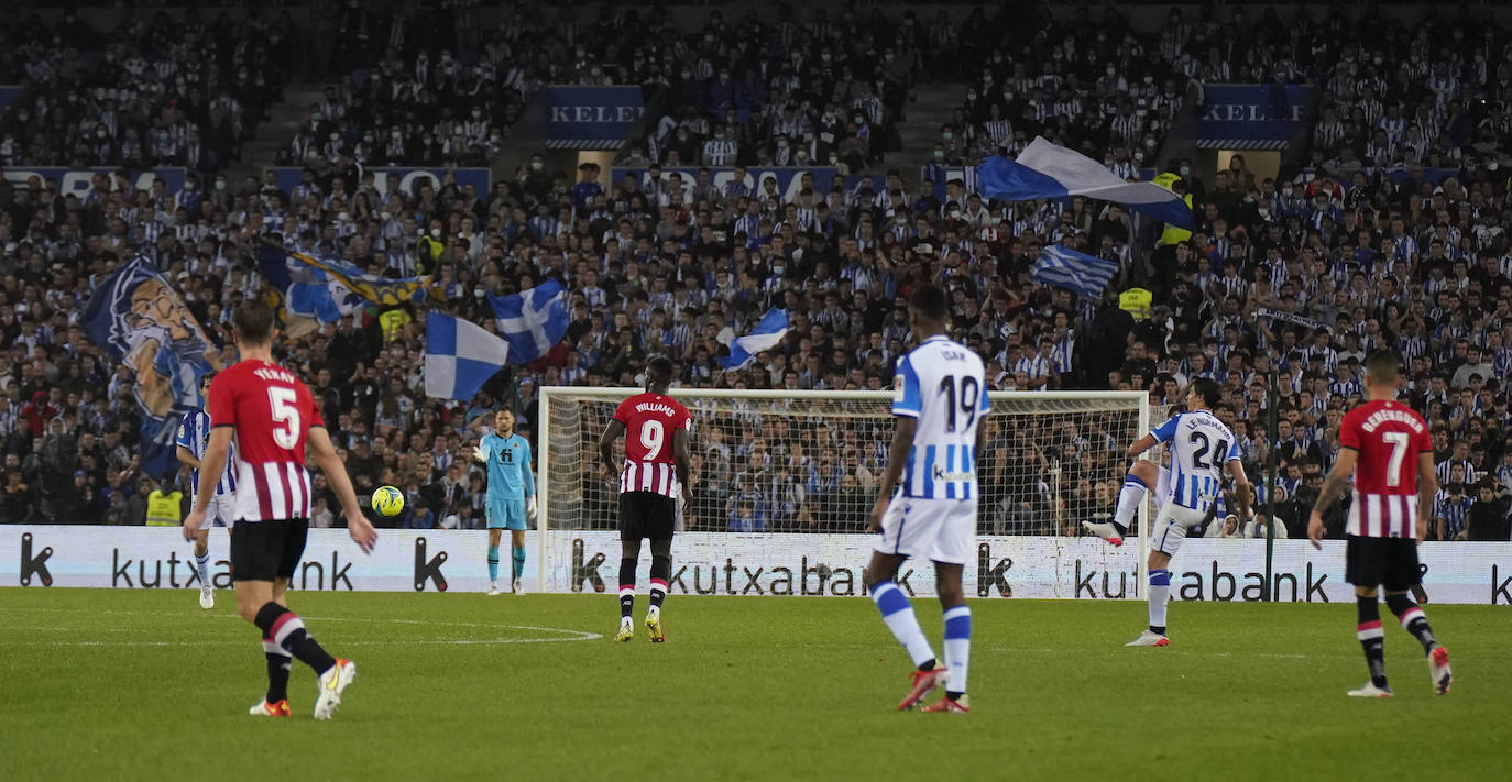 Fotos Real Sociedad - Athletic: Las mejores imágenes del derbi entre la Real Sociedad y el Athletic