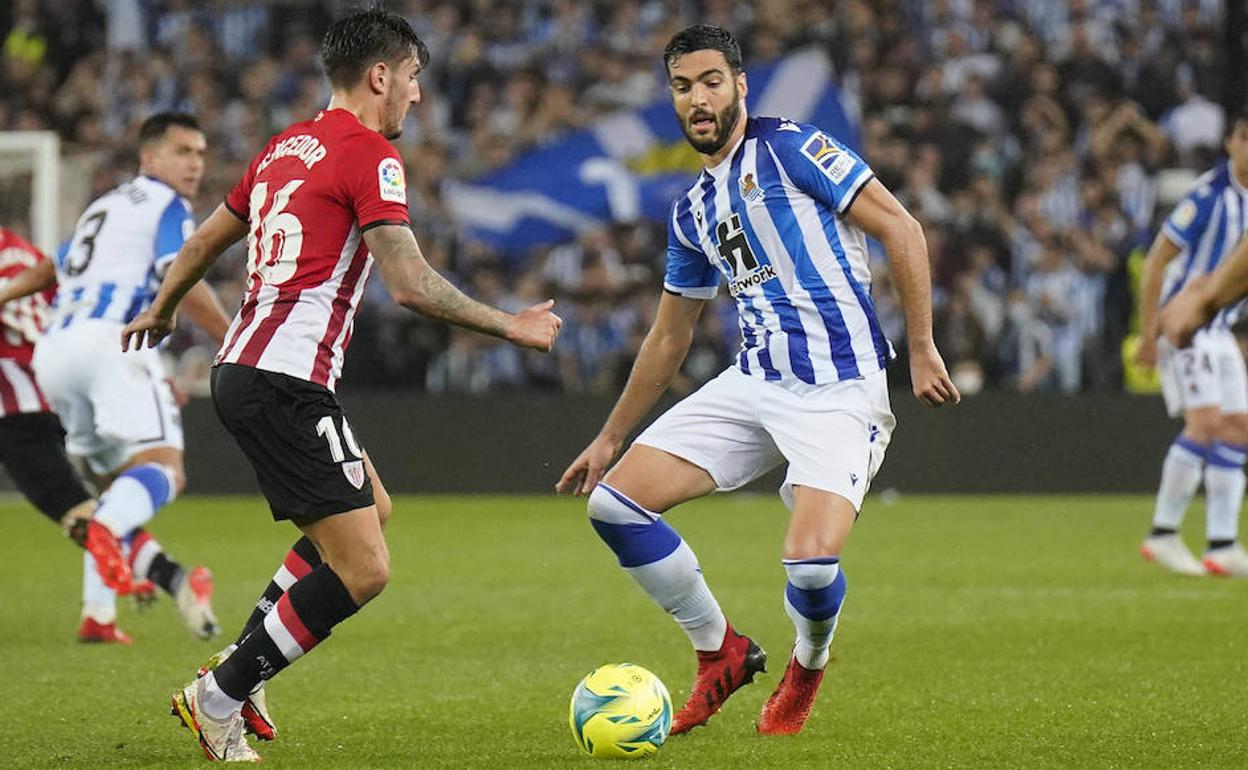 Merino pugna por un balón con Vencedor.