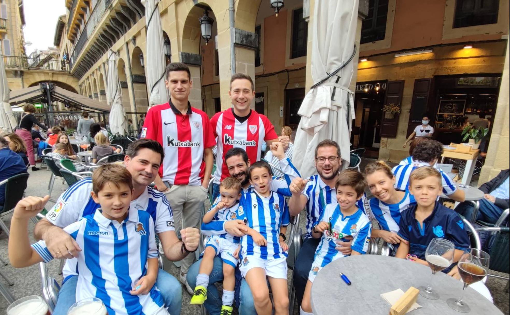 Familias de ambos equipos en una terraza de la plaza de la Constitución de Donostia. 