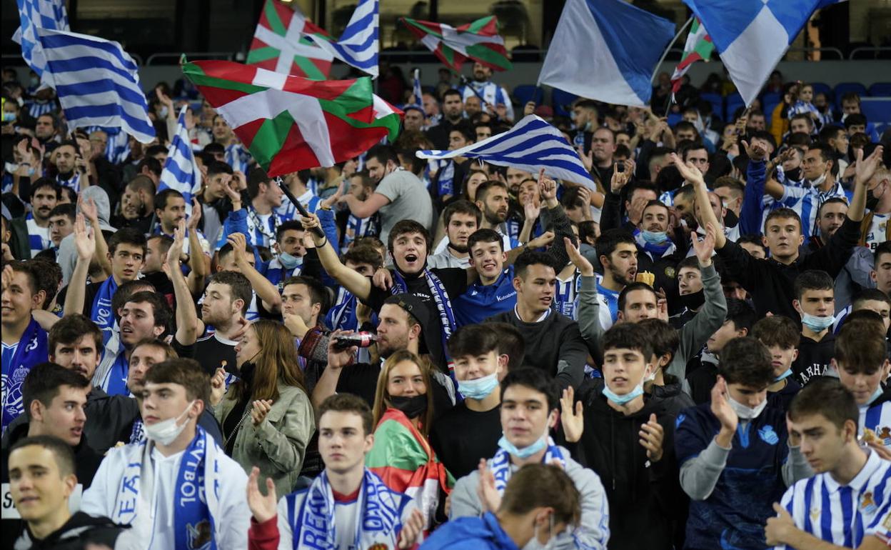 La grada Aitor Zabaleta, repleta de aficionados durante el derbi frente al Athletic. 