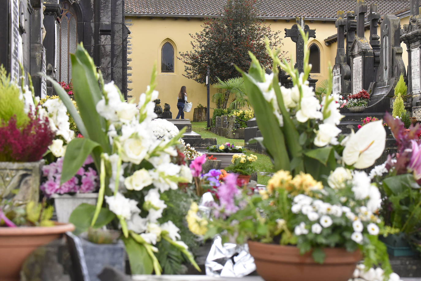 Fotos: Visitas y flores en los cementerios guipuzcoanos