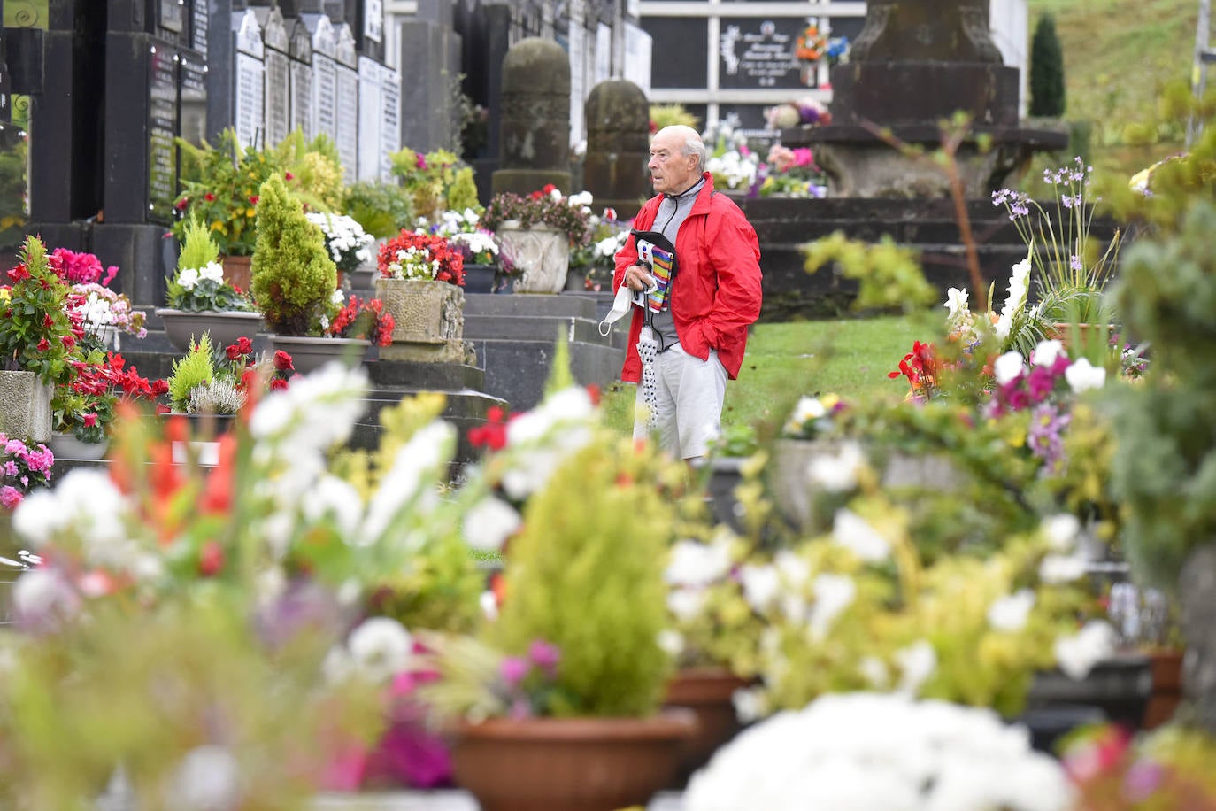 Fotos: Visitas y flores en los cementerios guipuzcoanos