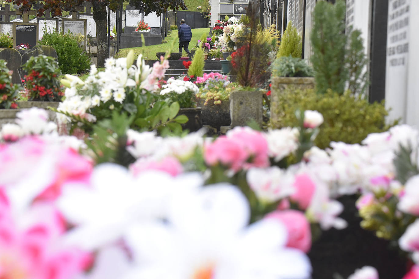 Fotos: Visitas y flores en los cementerios guipuzcoanos