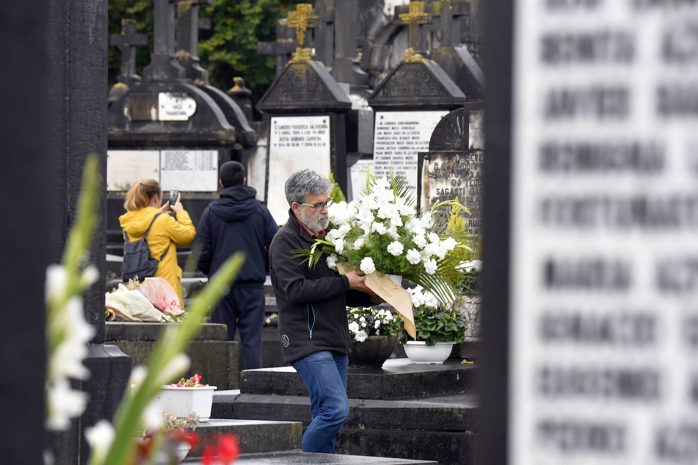 Fotos: Visitas y flores en los cementerios guipuzcoanos