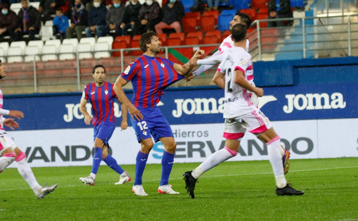 Fernando Llorente disputó ante el Oviedo sus primeros minutos como jugador armero.