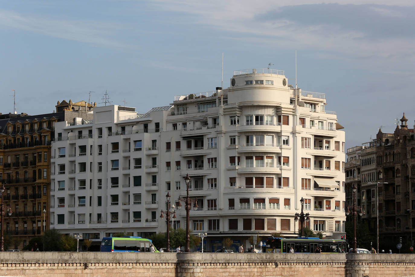 Las rectas y las curvas se mezclan en la esquina entre el Paseo Colón y la calle Ramón María Lilí.