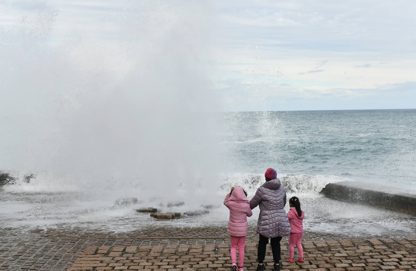 Fotos: Activan el aviso amarillo por galerna para esta tarde