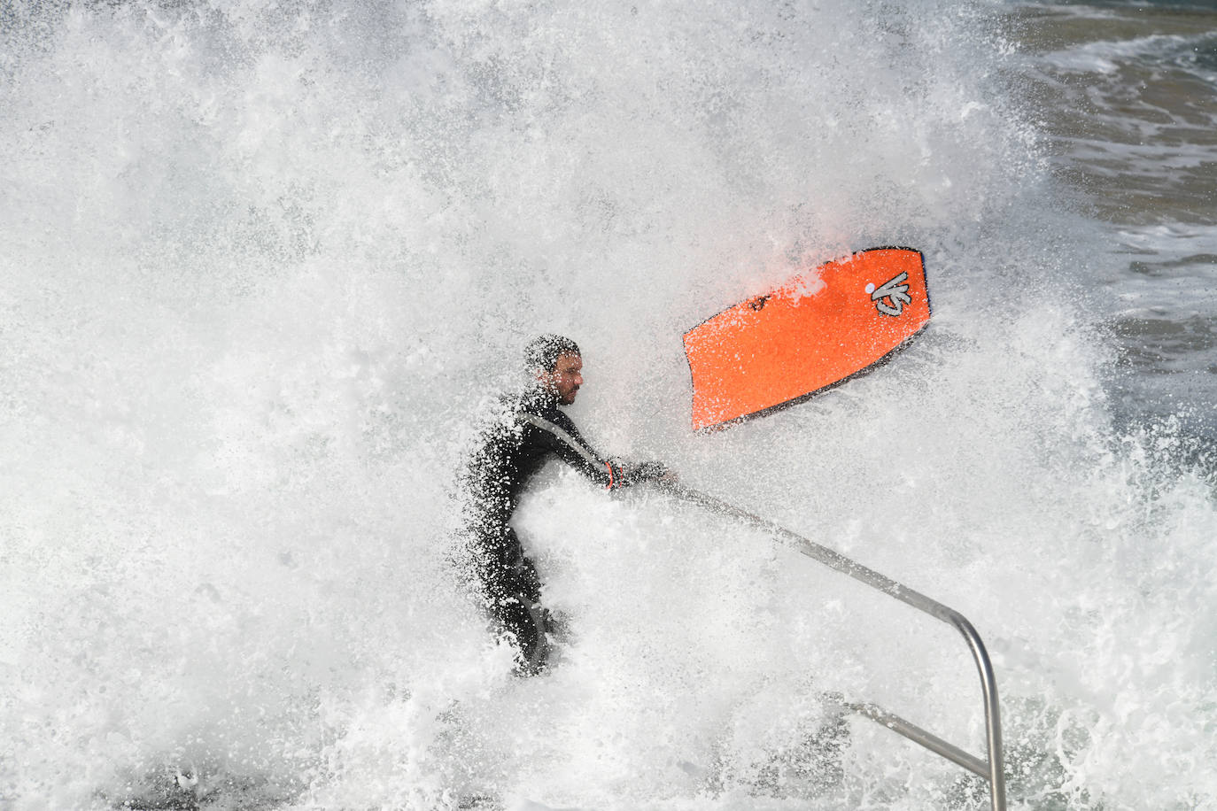 Fotos: Activan el aviso amarillo por galerna para esta tarde