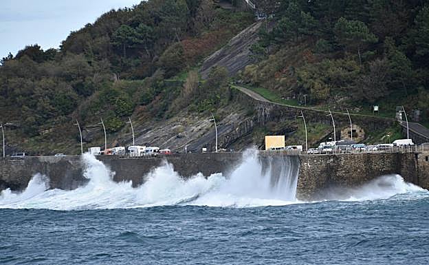 Galería. Las olas azotan este martes la costa guipuzcoana