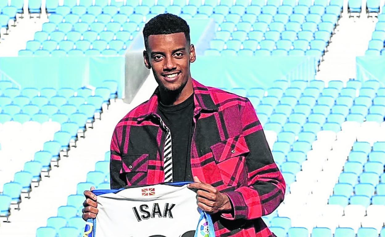 Alexander Isak posa en Anoeta con su camiseta conmemorativa. 