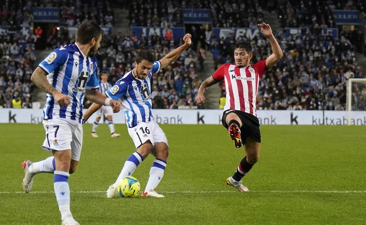 Guevara busca el lanzamiento en el choque ante el Athletic. 