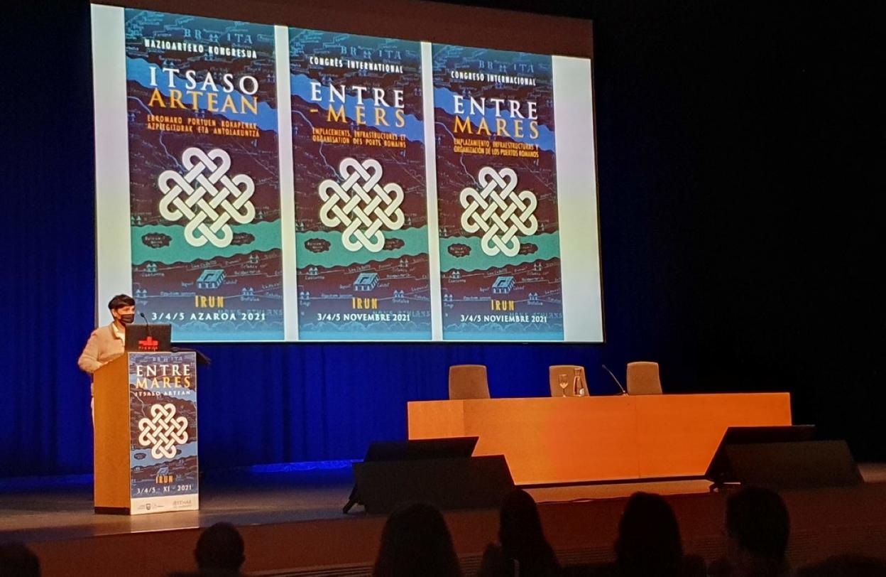 Intervención en la apertura de Entre Mares de Mertxe Urteaga, arqueólo-ga foral y responsable de la orga-nización del congreso. 