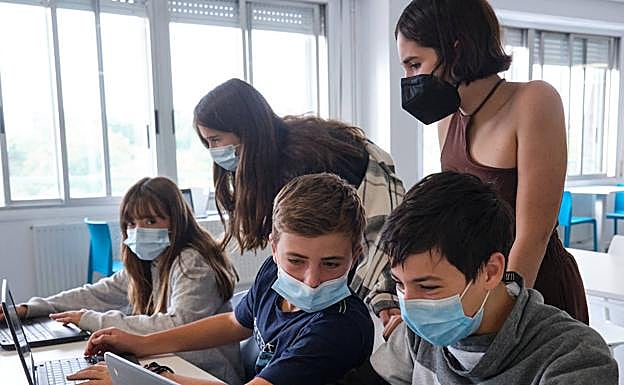 Los cinco jóvenes periodistas de Axular Lizeoa trabajando en el reportaje.