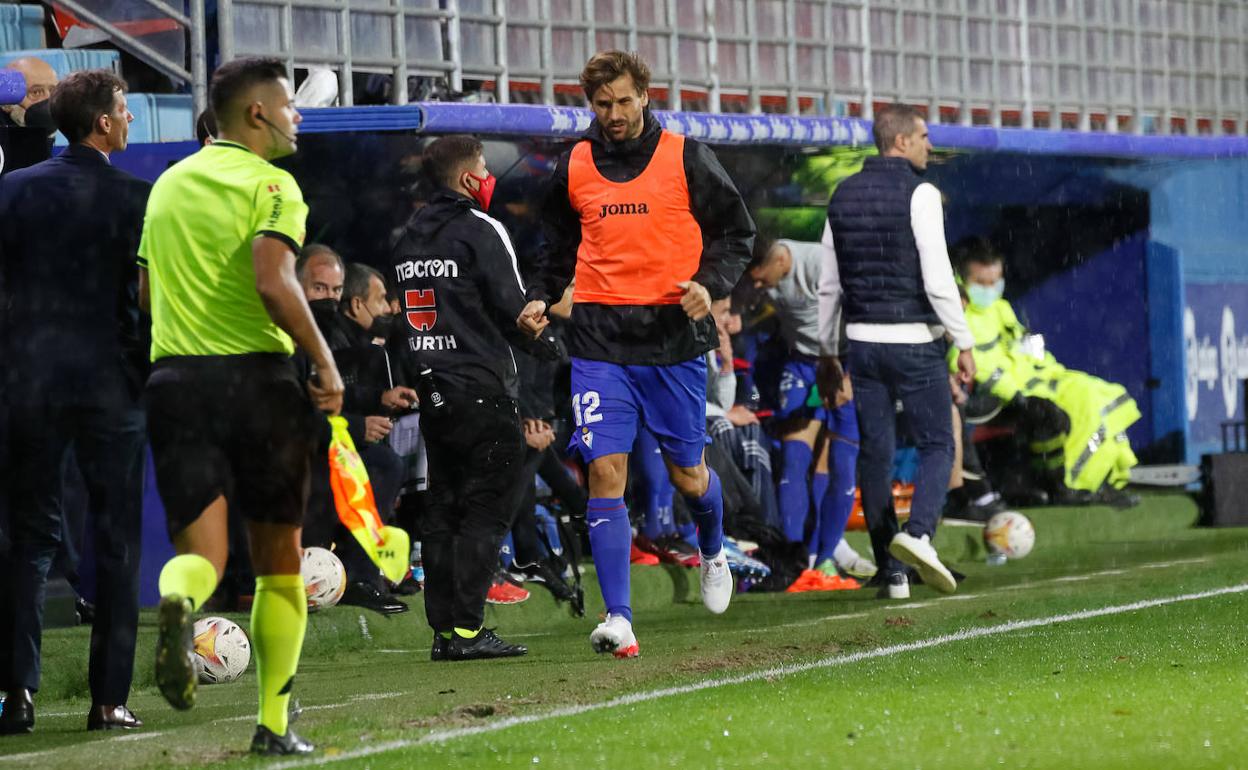 Fernando Llorente calentando antes de salir. 