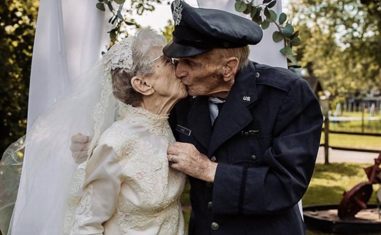 Celebran su 77 aniversario de boda recreando la boda