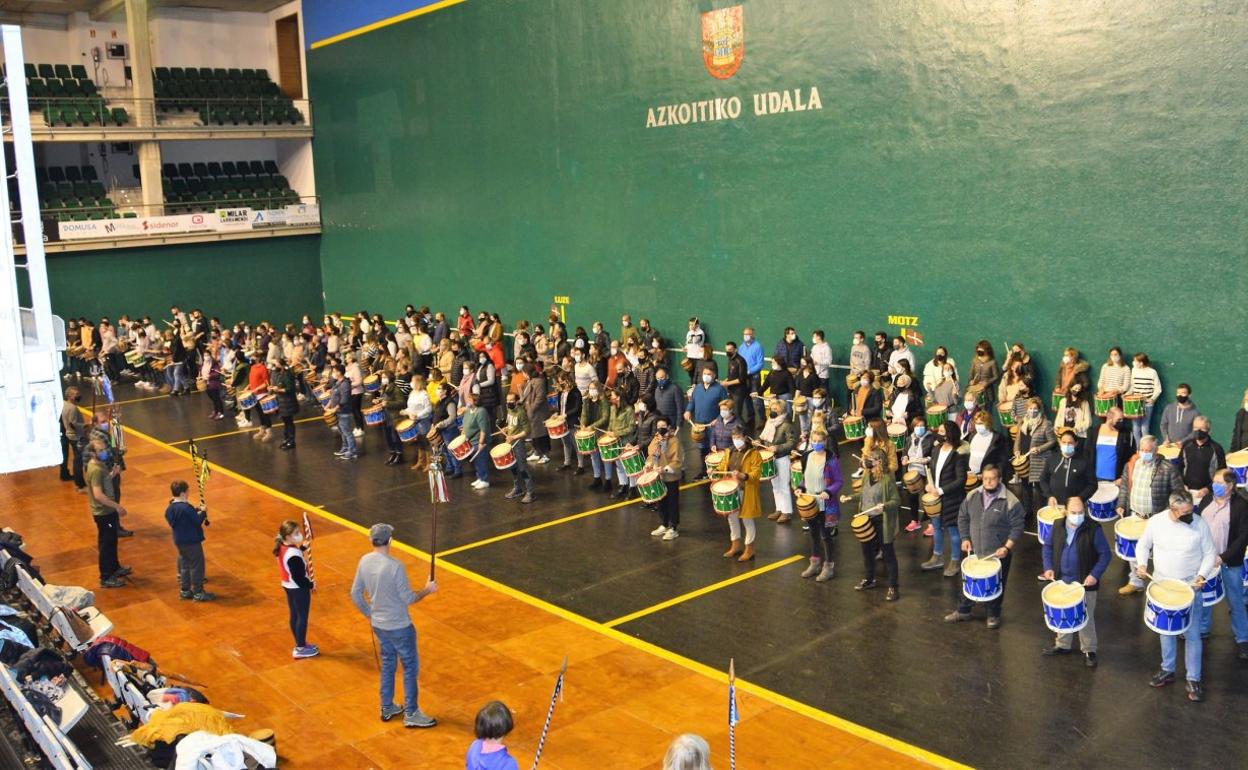 En el primer ensayo, el del miércoles, el frontón se veía lleno gracias a la asistencia de la mayoría de los participantes. 