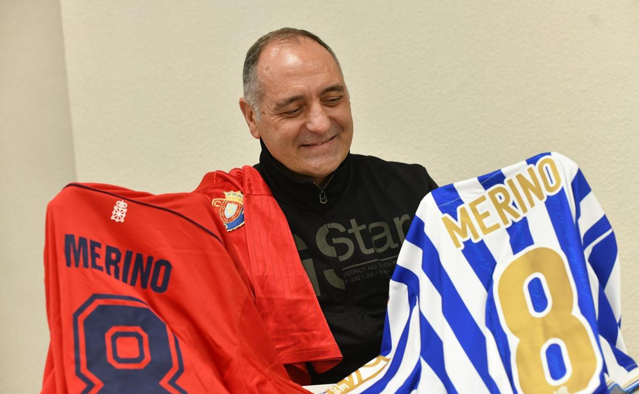 Miguel Merino posa en la Federación Navarra de Fútbol con la camiseta de Osasuna y con la elástica de la final de Copa de su hijo Mikel con el '8' a la espalda. 