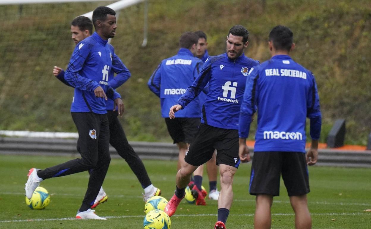 Isak se ejercita en Zubieta junto al resto de compañeros. 