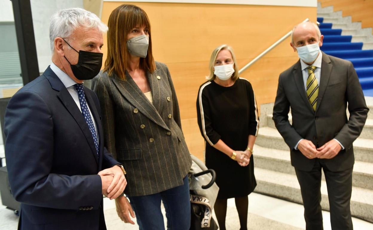 Iñaki Subijana, Idoia Mendia, Reyes Goenaga y Josu Erkoreka, ayer en el Palacio de Justicia de Bilbao antes del homenaje a Lidón. 