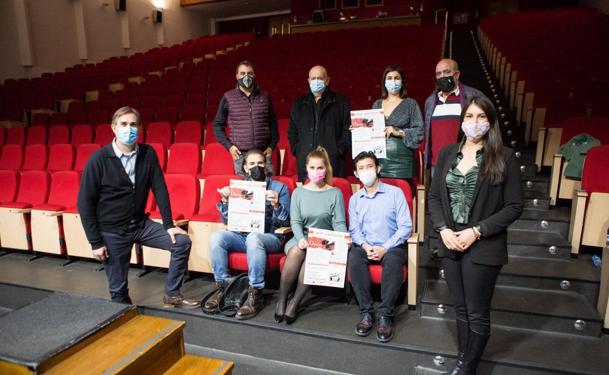 Elenco y directores, tras el ensayo celebrado ayer en el Centro Cultural Amaia. 