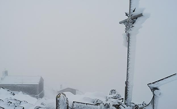 La ermita de Aizkorri, cubierta de nieve.
