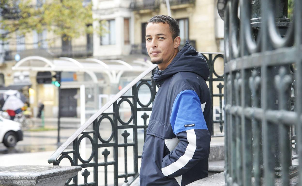Buena noticia. Abdelaziz Tahriou posa en Donostia a la espera de conseguir «pronto» los permisos.