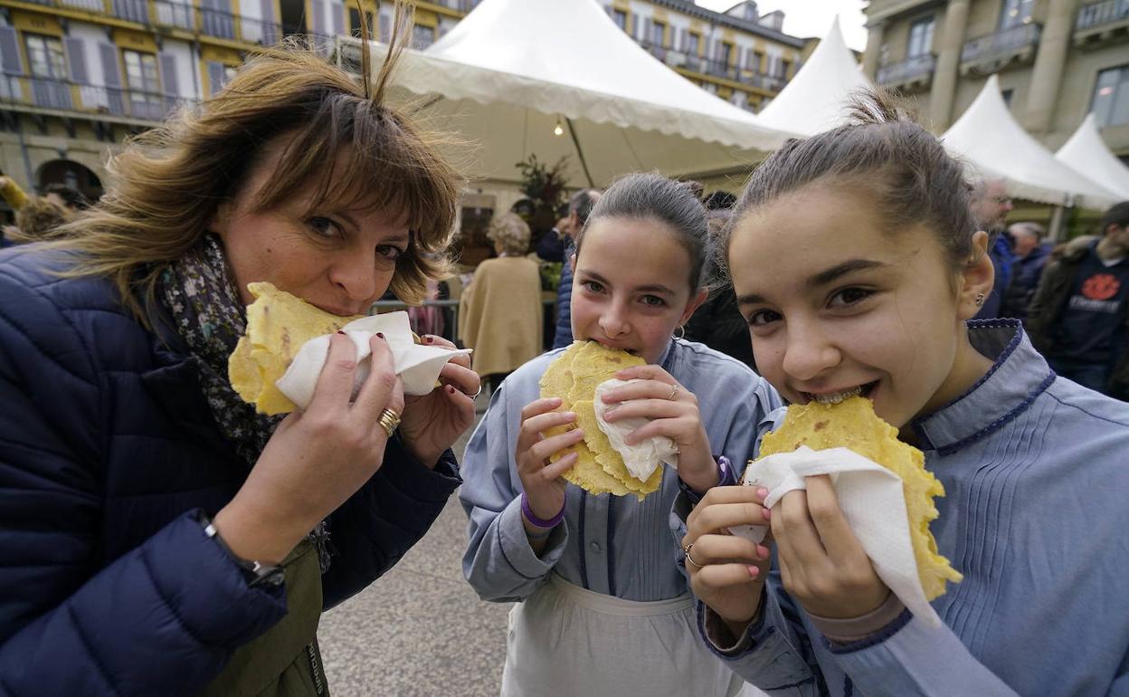 Salud acota a los puestos el consumo de comida y bebida en Santo Tomás y prohíbe los 'katxis'