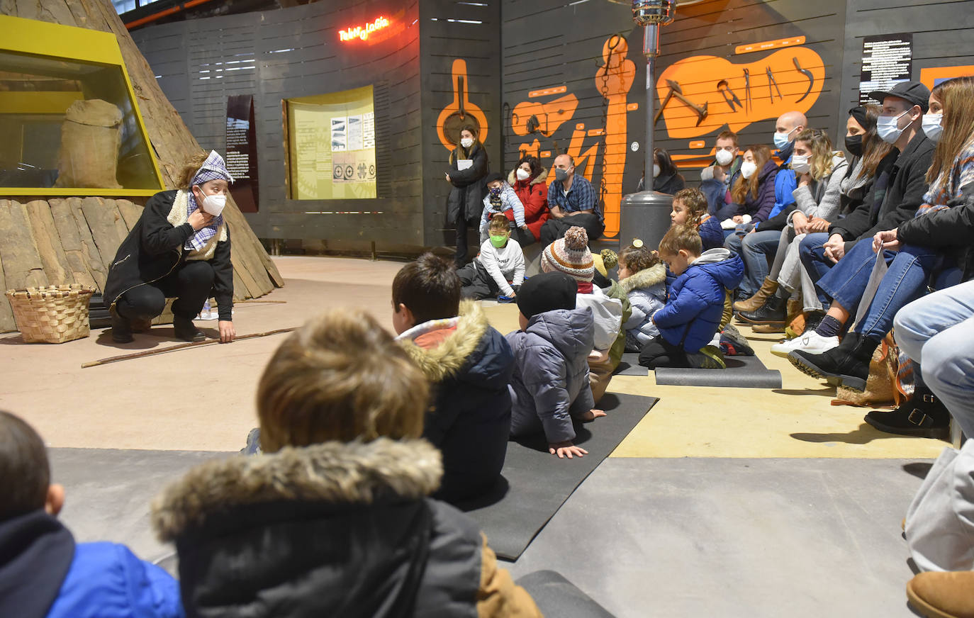 Fotos: Olentzero madruga en el parque de Mirandaola