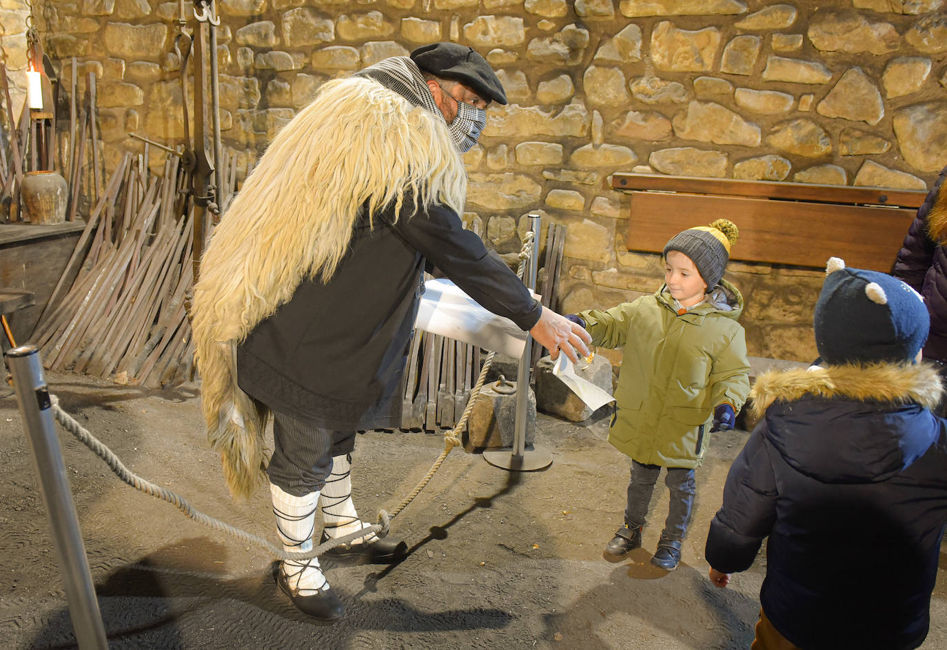 Fotos: Olentzero madruga en el parque de Mirandaola