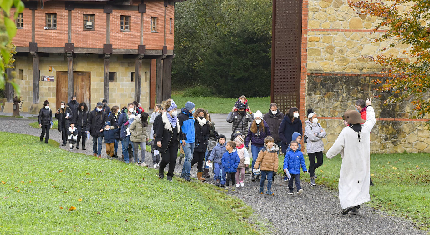 Fotos: Olentzero madruga en el parque de Mirandaola