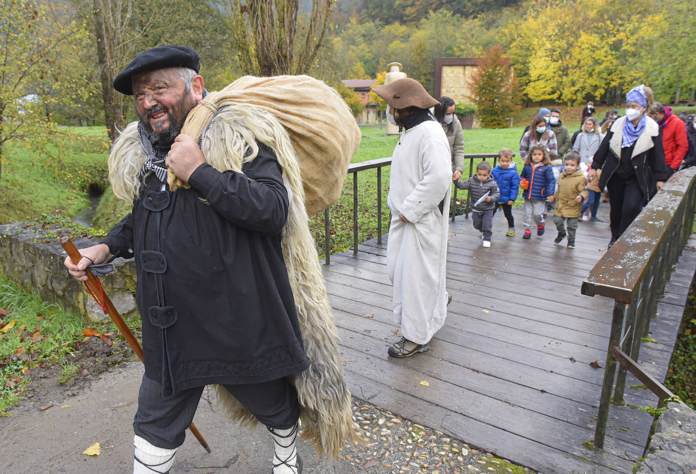 Fotos: Olentzero madruga en el parque de Mirandaola