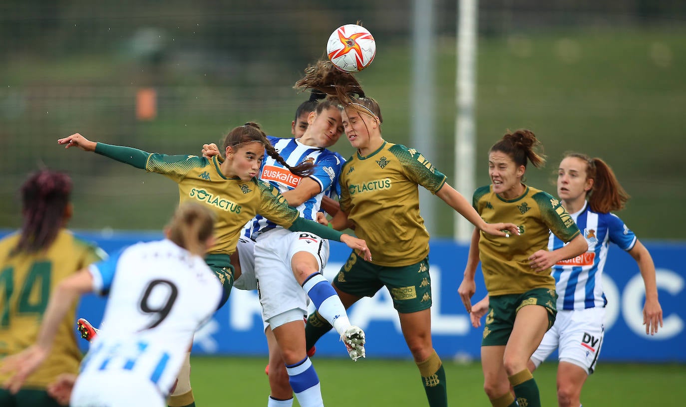 Fotos: La Real golea al Betis en Zubieta