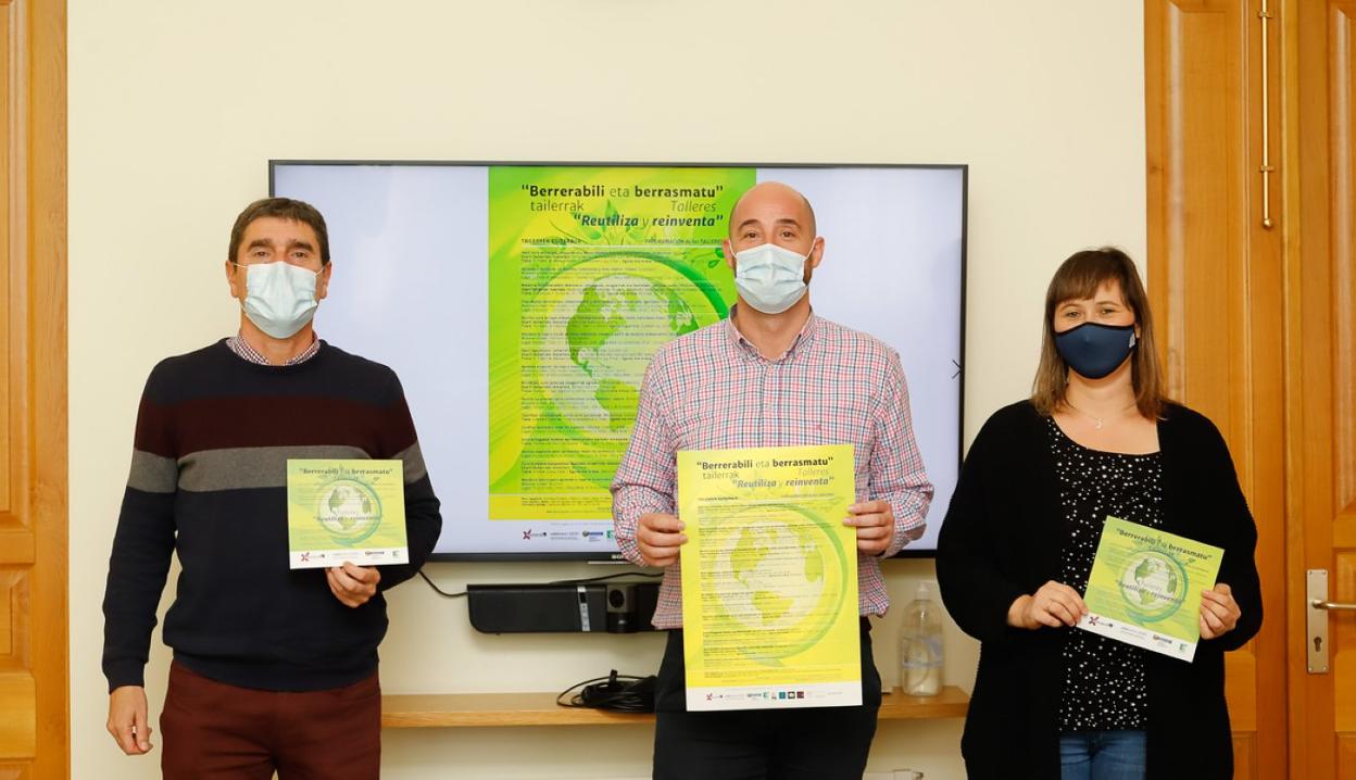 El concejal Alberto Albístegui, el alcalde Jon Iraola y la técnica Vanessa Larrabide. 