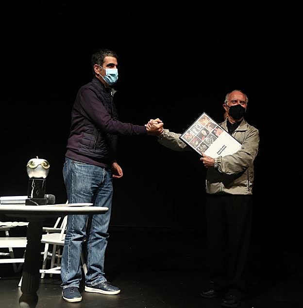 El alcalde entrega el reconocimiento a Manolo Gómez. 