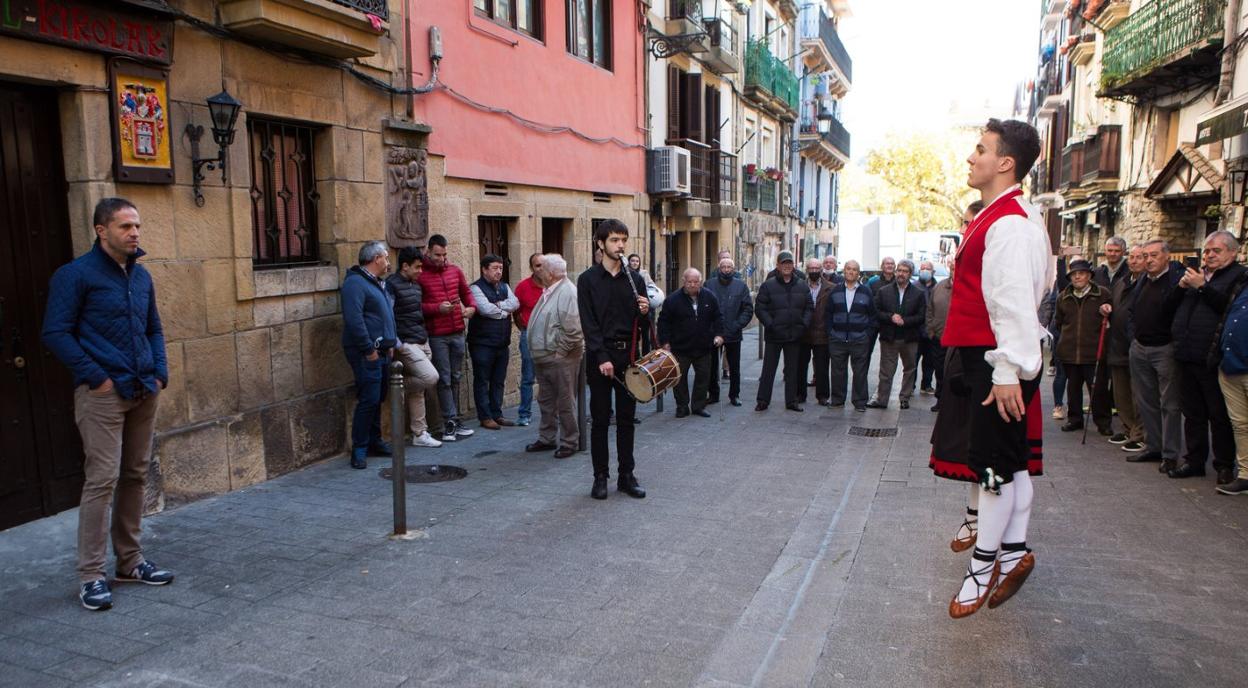 En el exterior del Kurpil Kirolak se le bailó un aurresku de honor al pelotari navarro, muy ligado a la comarca del Bidasoa. 