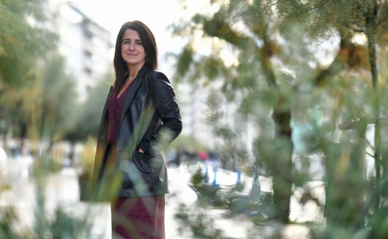 La directora de Gogora, Aintzane Ezenarro, en el paseo de La Concha en Donostia. 