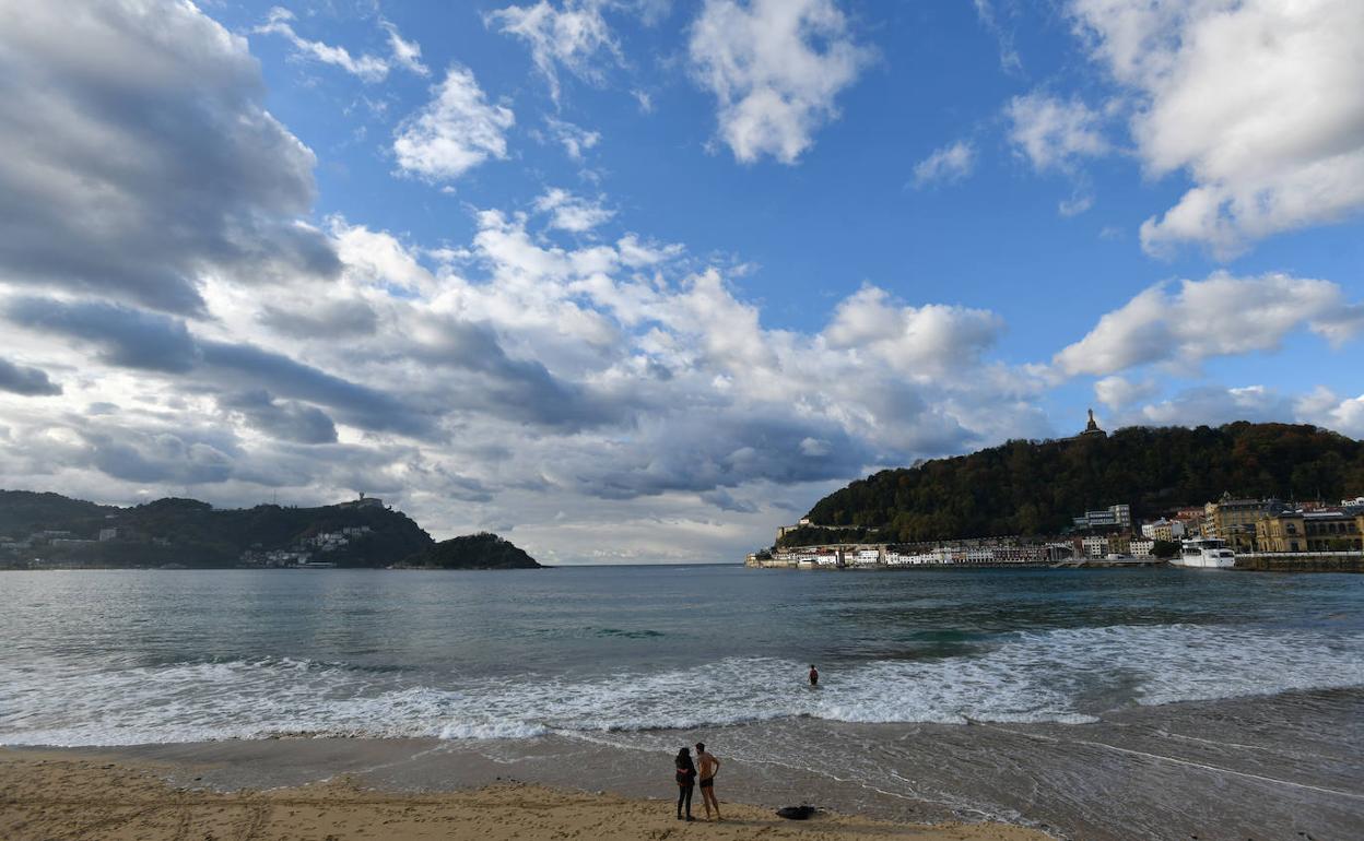 A partir del martes el sol volverá a lucir sobre la bahía de La Concha. 