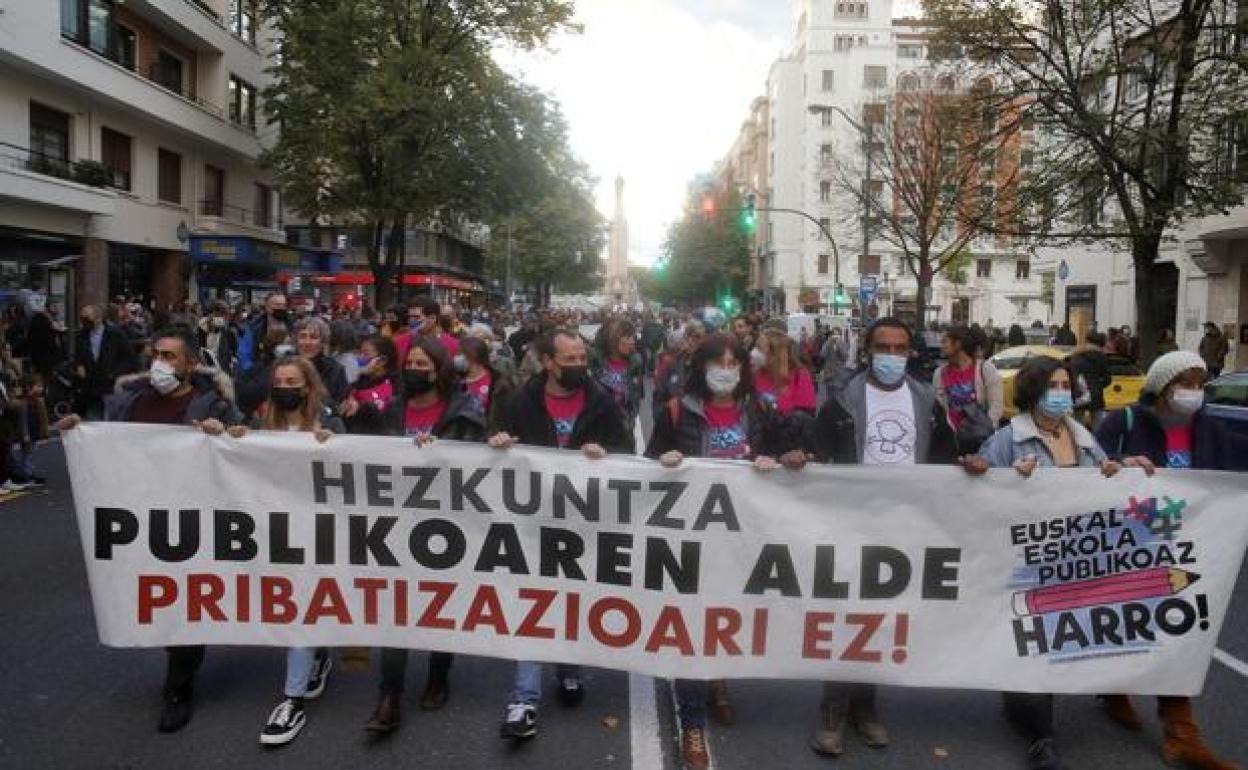 Miles de personas se manifestaron en Bilbao por una red educativa «única».