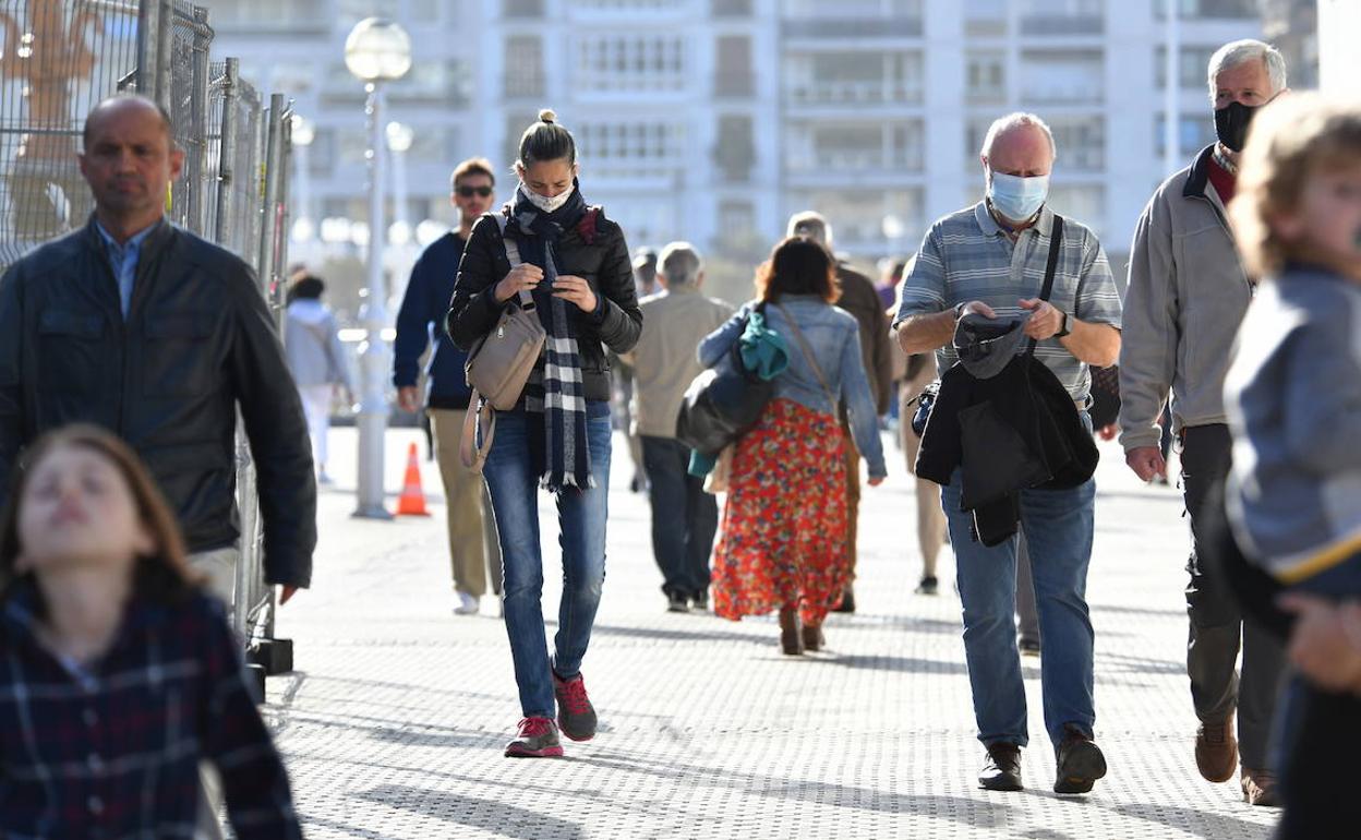 Gente paseando por San Sebastián.