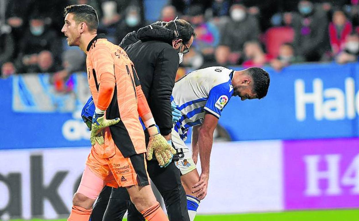 Mikel Merino se retira dolorido en el descanso de Pamplona. 