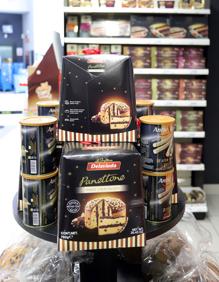 Imagen secundaria 2 - Estanterías del supermercado repleta de dulces navideños