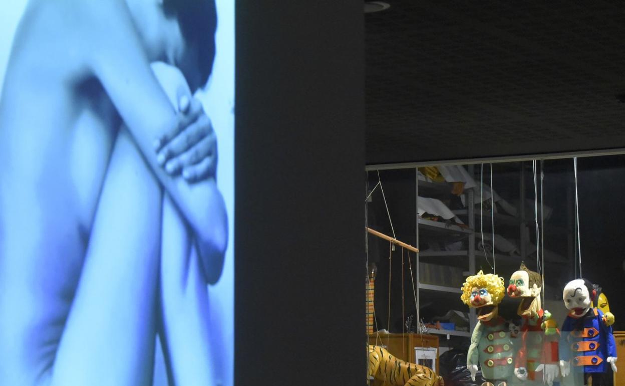 La exposición '¿De quién es el silencio?' comisariada por Susanna Minguell en el Topic abre un programa que se desarrollará en diferentes formatos.