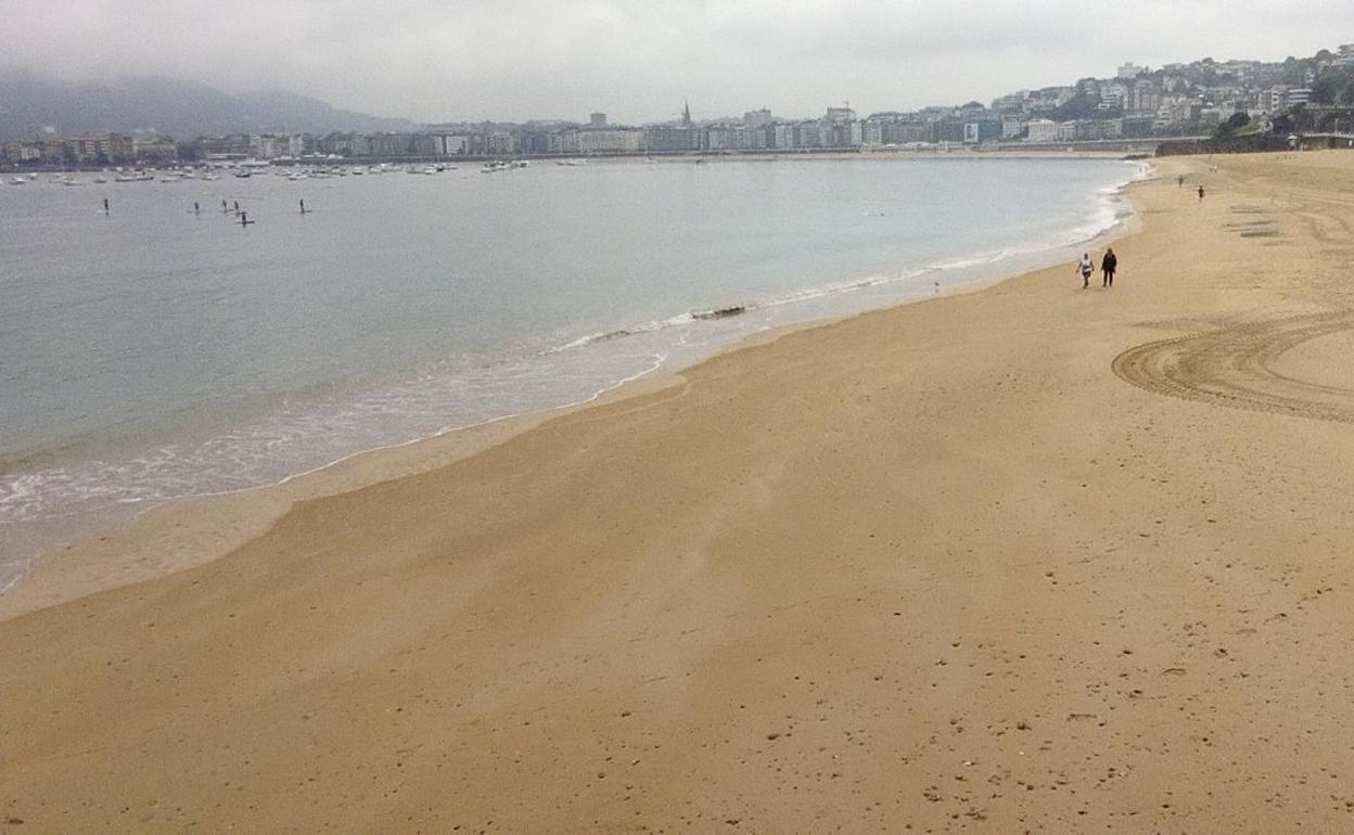 La playa de Ondarreta ha mostrado este verano una menor presencia de piedras. 