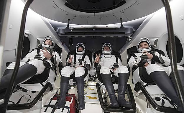 Los astronautas Thomas Pesquet, Megan McArthur, Shane Kimbrough y Aki Hoshide, dentro de la cápsula espacial ya en el barco de recuperación de SpaceX.