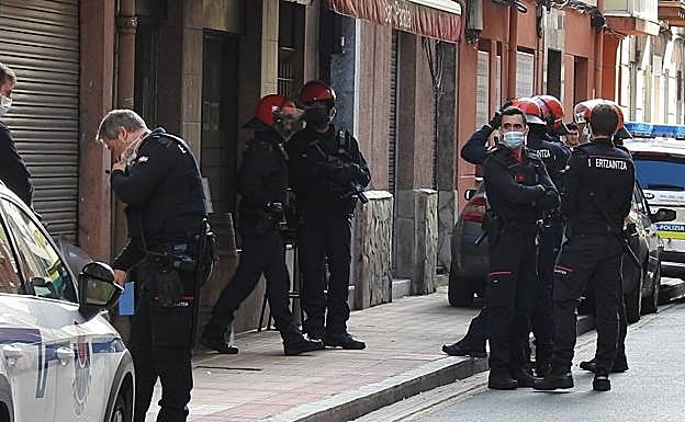 Detienen al hombre atrincherado en un bar de Barakaldo que hirió a dos personas con una barra de hierro y una botella